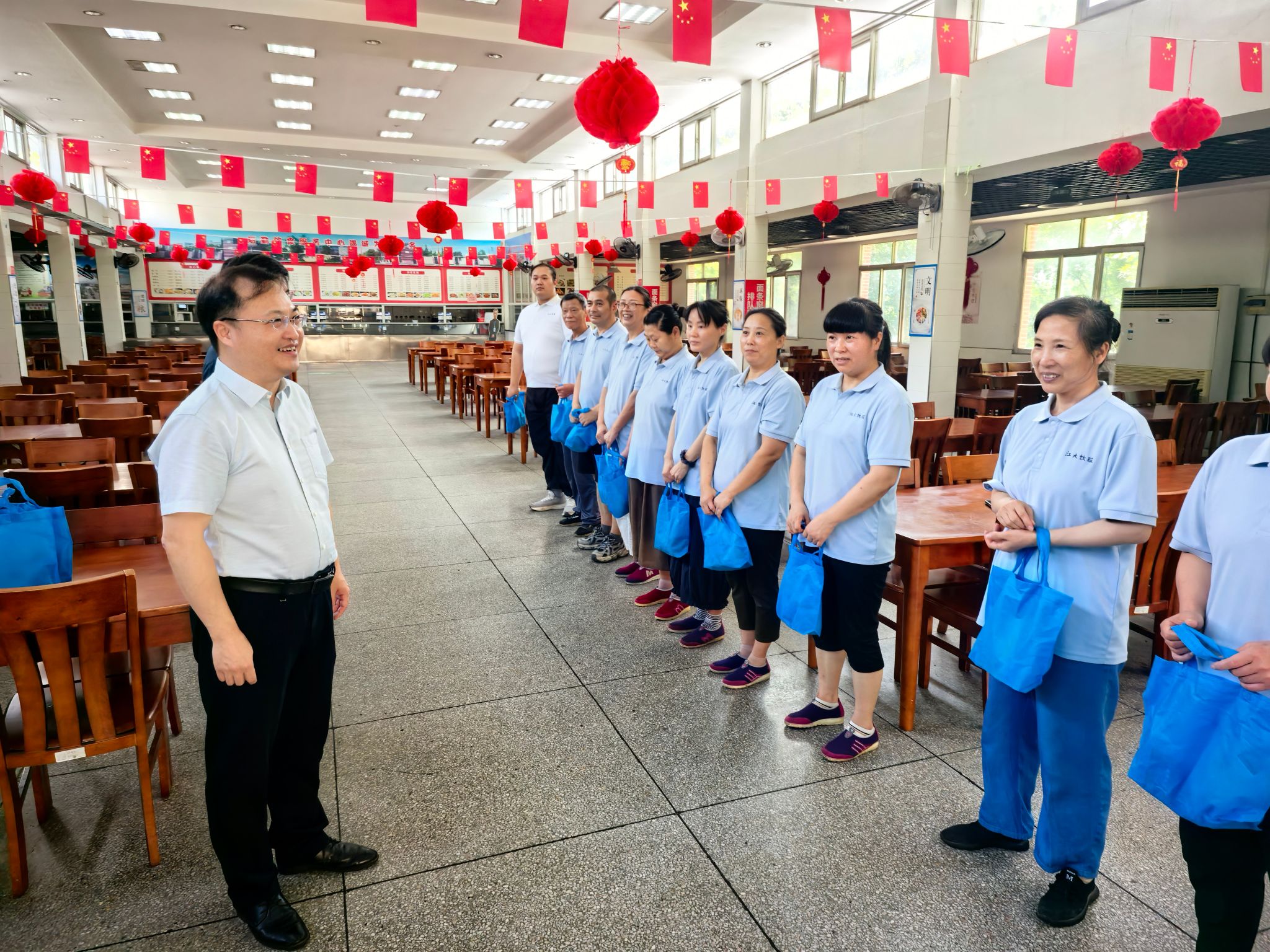郁明华带队深入后勤保障一线开展暑期慰问