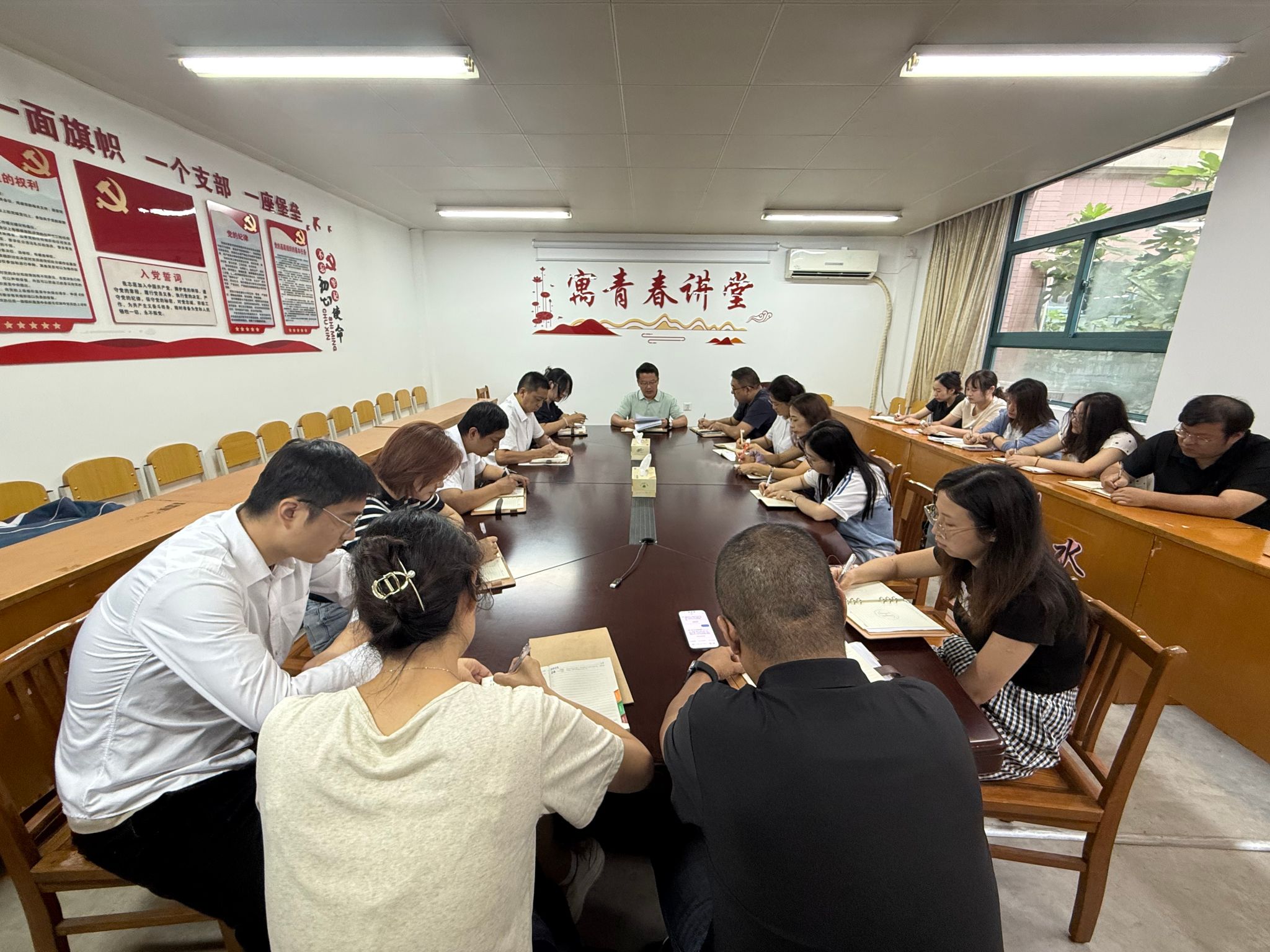 公寓服务中心召开秋季开学安全工作部署会议